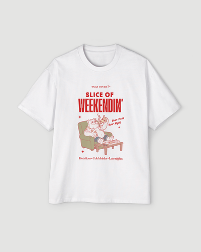 Oversized Pizza T-Shirt – Slice of Weekendin’ (White) with bold graphics and relaxed design showcasing pizza and drinks.